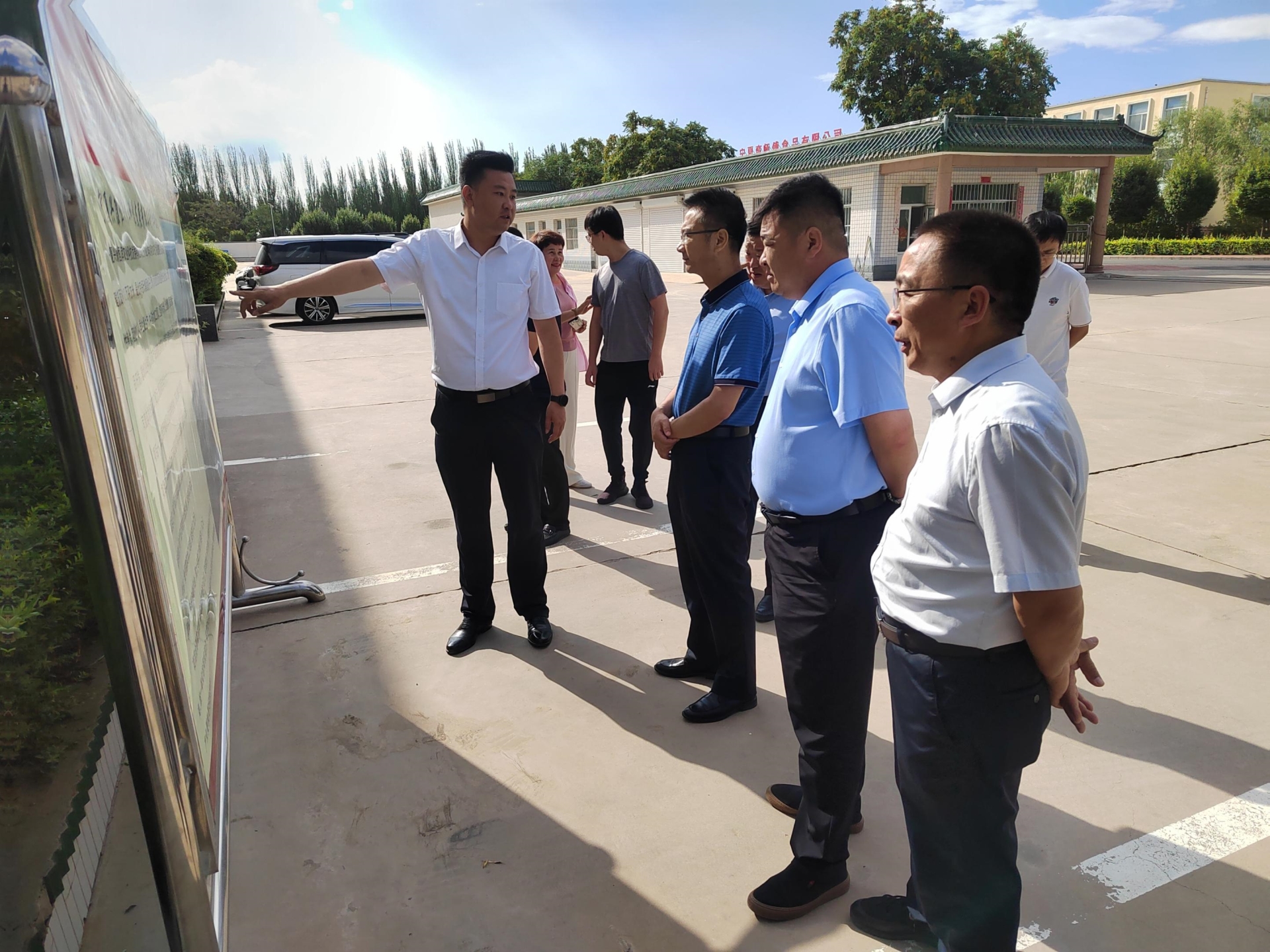 石嘴山市市委常委、政府副市長(zhǎng)孫鋒彪蒞臨寧夏興康恒潤(rùn)農(nóng)業(yè)科技發(fā)展有限公司調(diào)研