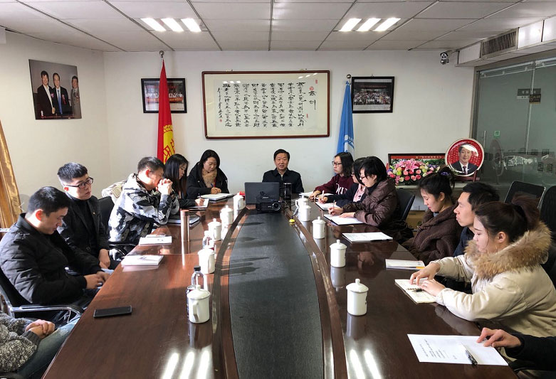 岳氏集團(tuán)董事長、中醫(yī)藥康養(yǎng)委員會主任岳平安與北京全球商源文化傳播公司簽訂戰(zhàn)略合作協(xié)議
