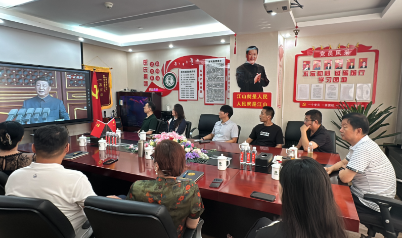 岳氏集團(tuán)組織觀(guān)看抗戰(zhàn)勝利閱兵，愛(ài)國(guó)情懷激蕩人心
